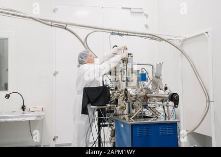 Labortechniker, der an einem Gerät im Labor des Wissenschaftszentrums arbeitet Stockfoto