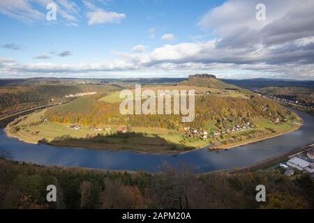 Deutschland, Sachsen, Königstein, Nationalpark Sächsische Schweiz, Elbsandsteingebirge, Tafelberg, Lilienstein und Elbe Stockfoto