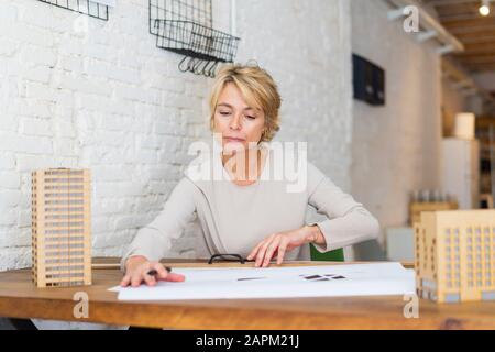 Porträt des Architekten, der am Schreibtisch in einem Studio arbeitet Stockfoto
