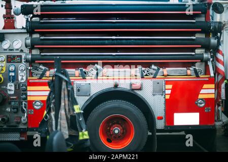 USA, New York, Feuerwehrschläuche an Feuerwehrmotor gesichert Stockfoto