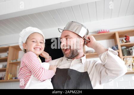 Vater und Tochter in der Küche Stockfoto