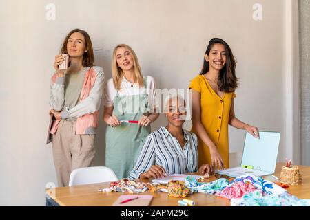 Porträt selbstbewusster Modedesigner im Büro Stockfoto