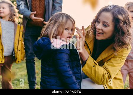 Glückliche Mutter mit Tochter und Familie im Herbst im Freien Stockfoto