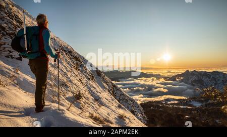 Bergsteiger am Berghang bei Sonnenaufgang, Orobie Alps, Lecco, Italien Stockfoto