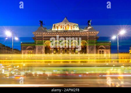 Österreich, Wien, Außenansicht der Wiener Staatsoper bei Nacht beleuchtet Stockfoto