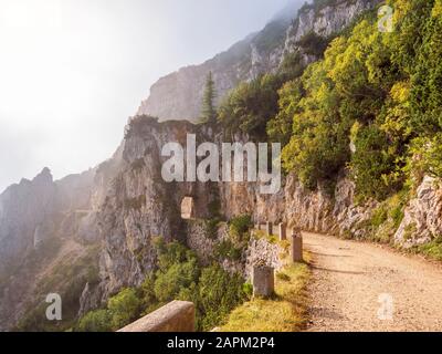 Italien, Trentino, Pasubio-Massiv, Vicentine Alpen, Strada degli Eroi und Strada degli Scarubbi an sonnigen Tagen Stockfoto