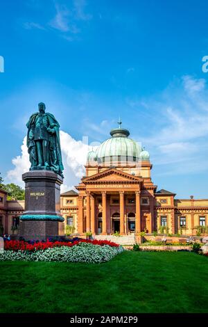 Deutschland, Hessen, Bad Homburg vor der hohe, Statue von Kaiser Wilhelm I. mit Kaiser-Wilhelms-Bad im Hintergrund Stockfoto