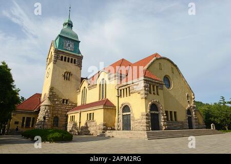 Die evangelische Kirche in Qingdao, China, wurde vor über 100 Jahren im deutschen Stil erbaut. Stockfoto