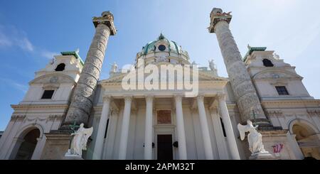 Österreich, Wien, niedrige Winkelansicht der St. Karls Kirche Stockfoto