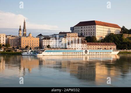 Österreich, Oberösterreich, Linz, Schloss und Kreuzfahrtschiff auf der Donau Stockfoto