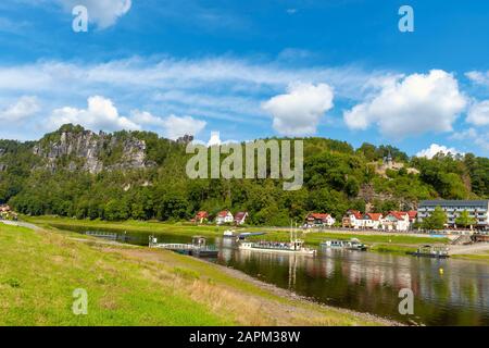 Deutschland, Sachsen, Rathen, Motorboot an der Elbe mit Bastei-Felsformation im Hintergrund Stockfoto