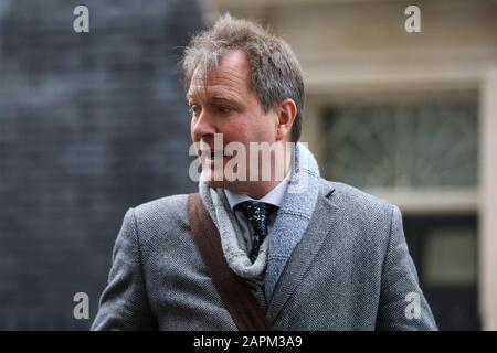 London, Großbritannien. Januar 2020. Richard Ratcliffe, Ehemann des inhaftierten britisch-iranischen Hilfsarbeiters Nazanin Zaghari-Ratcliffe, spricht nach dem Treffen mit dem britischen Premierminister Boris Johnson in der 10 Downing Street in London vor den Medien. Richard Ratcliffe wird von seiner Mutter Barbara und der fünfjährigen Gabriella beigesetzt. Nazanin Zaghari-Ratcliffe wird der Spionage beschuldigt und seit 2016 in Teheran festgehalten. Richard Ratcliffe traf Boris Johnson, als er Außenminister war. Credit: Sopa Images Limited/Alamy Live News Stockfoto