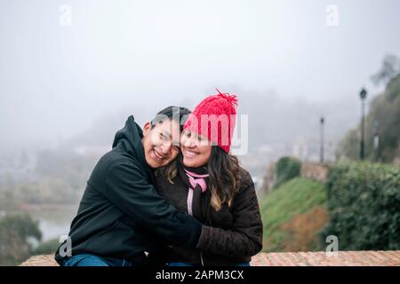 Junges mexikanisches Paar umarmt an einem trübem Tag Stockfoto