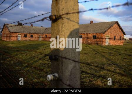 Oswiecim, Polen. Januar 2020. Ziegelkasernen, die vor dem 75. Jahrestag der Befreiung von Auschwitz durch einen Stacheldrahtzaun im ehemaligen Nazi-Deutschen Konzentrations- und Vernichtungslager KL Auschwitz II-Birkenau gesehen wurden. Credit: Sopa Images Limited/Alamy Live News Stockfoto