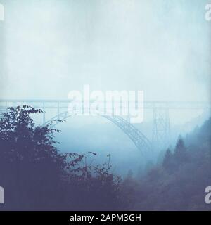 Brücke und Nebel im Herbst Stockfoto