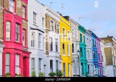 Großbritannien, England, London, Reihe von bunten Häusern in Notting Hill Stockfoto