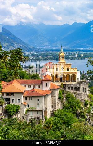 Schweiz, Locarno, Wallfahrtskirche Madonna del Sasso und Lago Maggiore Stockfoto