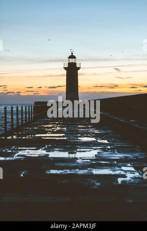 Portugal, Porto District, Porto, Silhouette von Felgueiras Leuchtturm gegen Himmel in der Dämmerung Stockfoto