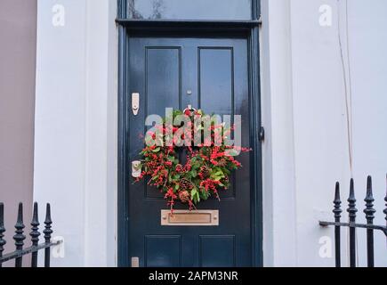 Großbritannien, England, London, Weihnachtskranz hängt an der Eingangstür des Hauses Stockfoto