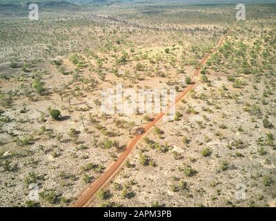 Benin, Luftaufnahme eines 4x4 Autos, das auf einer unbefestigten Straße im Nationalpark Pendjari fährt Stockfoto