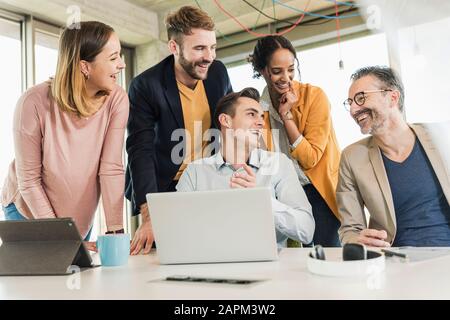 Glücklich Geschäftsleute mit einem Treffen im Büro Stockfoto