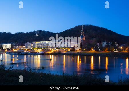 Deutschland, Sachsen, Sächsische Schweiz, Bad Schandau und Elbe bei Dämmerung Stockfoto