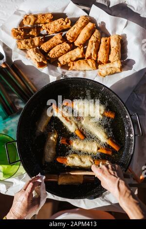 Spanisches Weihnachtsgebäck Pestinos wird vorbereitet Stockfoto