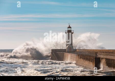 Portugal, Porto District, Porto, Wellen, die vor dem Leuchtturm von Felgueiras plätschern Stockfoto