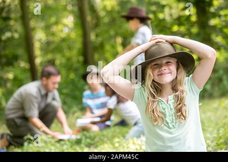 Kleine pfadfinder gewinnen mit ihrer Gruppe, dem Porträt, den Wald Stockfoto