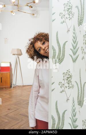 Porträt der lächelnde junge Frau zu Hause Stockfoto