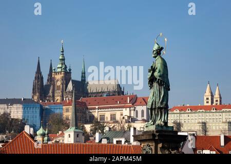 Tschechische Republik, Prag, St. Veits-Kathedrale und St. John Nepomuk Statue Stockfoto