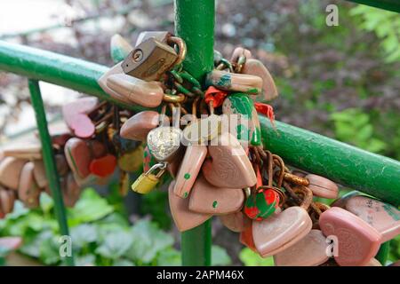 Viele Liebesschlösser, die an einem Zaun im Signal Hill Park in Qingdao, China befestigt sind Stockfoto