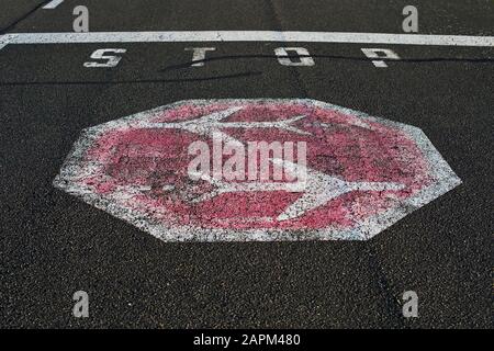 Deutschland, Berlin, Tempelhofer Feld, Flugverkehrsschild auf Asphalt Stockfoto