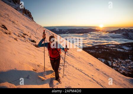 Bergsteiger am Berghang bei Sonnenaufgang, Orobie Alps, Lecco, Italien Stockfoto