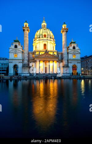 Fassade von Österreich, Wien, Karlskirche beleuchtet bei Nacht Stockfoto