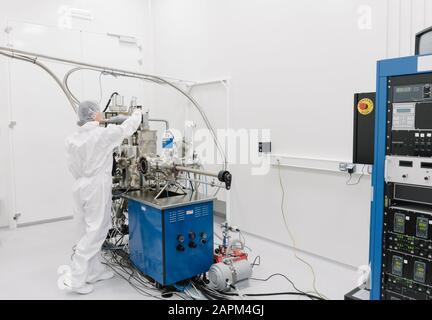 Labortechniker, der an einem Gerät im Labor des Wissenschaftszentrums arbeitet Stockfoto