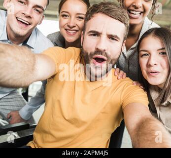 Gruppenporträt fröhlicher Geschäftsleute im Büro Stockfoto