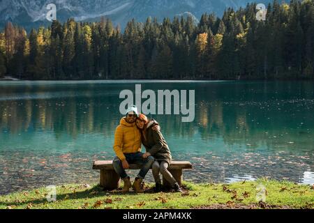 Ein Paar in Laghi di Fusine, Friuli Julisch Venetien, Italien Stockfoto