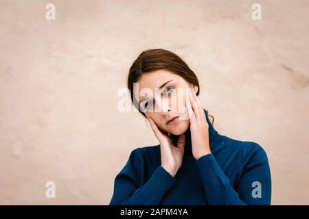 Nahaufnahme des Porträts der Frau mit blauem Turtleneck-Pullover Stockfoto