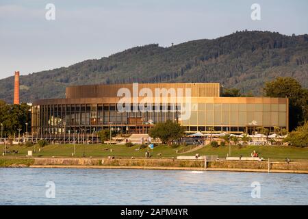 Österreich, Oberösterreich, Linz, Brucknerhaus Festival und Kongresszentrum über die Donau gesehen Stockfoto