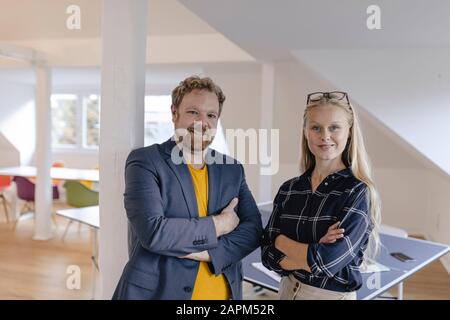Porträt von zuversichtlich Geschäftsmann und Geschäftsfrau im Büro Stockfoto