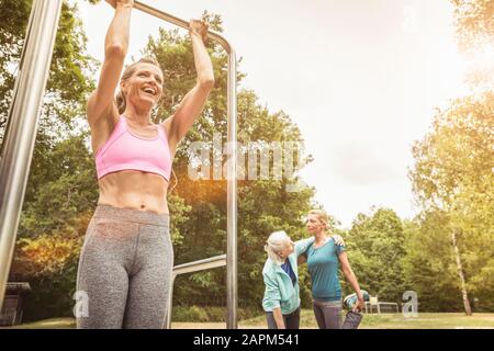 Frauen während des Trainings in einem Park Stockfoto