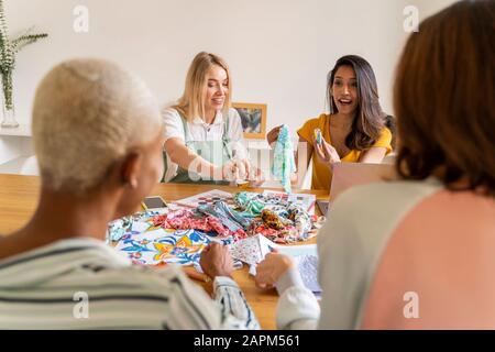 Modedesigner, die ein Treffen im Büro haben Stockfoto