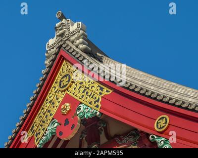 Tokio, JAPAN - 20. APRIL 2018: Nahaufnahme von Zierschnitzereien auf dem Dach des sensoji-tempels in tokio, japan Stockfoto