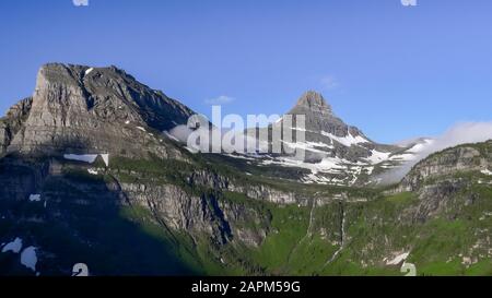 Ein weiter Morgenblick auf den Berg MT clements und reynolds in der Nähe von logan führt am Gletschernationalpark in montana, usa vorbei Stockfoto