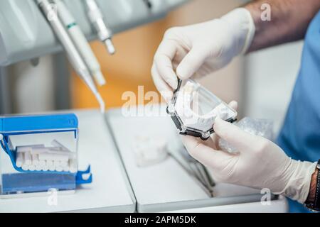 Nahaufnahme des Zahnarztes, der an Zahnersatz arbeitet Stockfoto