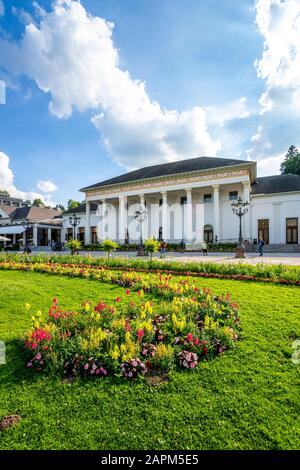 Deutschland, Baden-Württemberg, Baden-Baden, Blumen im Garten vor dem Casino Baden-Baden Stockfoto