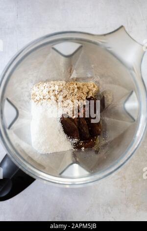 Protein Ball Zutaten im Inneren elektrischen Mixer Stockfoto