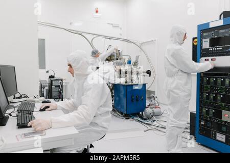 Wissenschaftler, die im Labor des Wissenschaftszentrums arbeiten Stockfoto