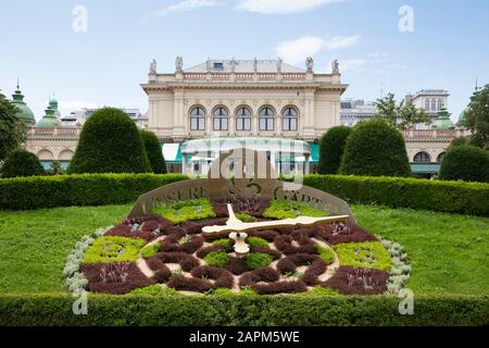 Österreich, Wien, Blumenuhr vor Kursalon Hubner Halle Stockfoto